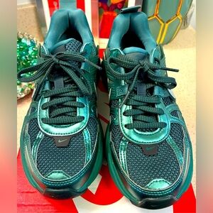 Like New Womens Nike V2K  Emerald and Black Athletic Shoes. Size 6 with box